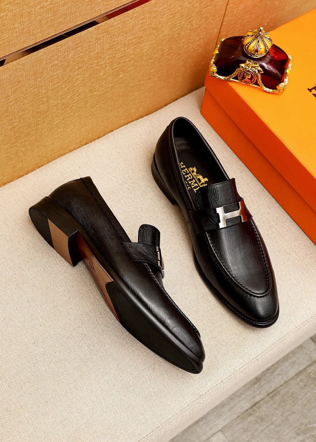 Men's shoes 💰480 💐 Product trademark: HERMES "Hermès" casual leather shoes Regular size: 39-44 (38.45.46🉑️Customized) Product materials: Selected imported first-layer calfskin embossed upper + classic hardware buckle, imported water-dyed cowhide lining. Strong three-dimensional visual effect, combined outsole Color: 1⃣️color optional